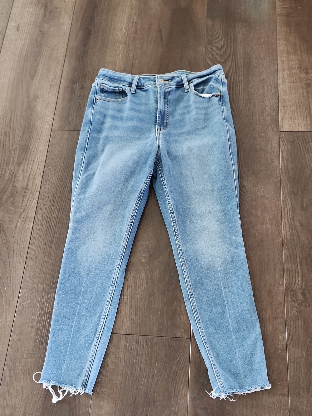 Old Navy Rockstar Super Skinny Light Blue Straight-Leg Women’s Jeans